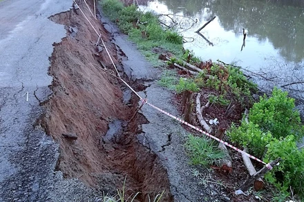 Vị trí sạt lở nghiêm trọng vào ngày 17-6 trên tuyến ô tô về xã Tân Tiến, huyện Đầm Dơi