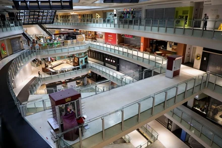 Bên trong một trung tâm thương mại tại thủ đô Kuala Lumpur, ngày 1-6. (Ảnh: Reuters)