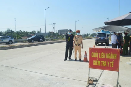 Chốt kiểm tra y tế tại điểm ra, vào cao tốc Đà Nẵng - Quảng Ngãi thuộc huyện Sơn Tịnh.
