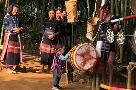 Một gia đình người Bana sinh sống và tham gia các hoạt động tại Làng Văn hóa Du lịch các dân tộc Việt Nam. Ảnh: TUYẾT LOAN