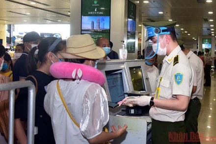 Kiểm tra tại cửa an ninh sân bay Nội Bài. ẢNh: DUY LINH