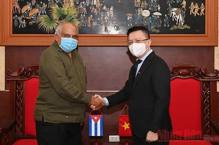 Tổng Biên tập Lê Quốc Minh và đồng chí Orlando Nicolás Hernández Guillén, Đại sứ đặc mệnh toàn quyền nước Cộng hòa Cuba tại Việt Nam. Ảnh: Thủy Nguyên