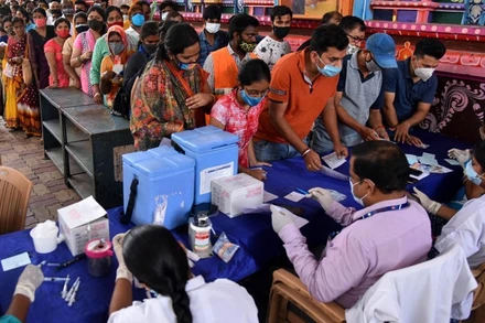 Người dân Ấn Độ xếp hàng tiêm vaccine ngừa Covid-19. (Ảnh: Tân Hoa xã)