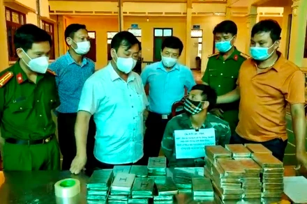 Đồng chí Vừ A Bằng, Phó Chủ tịch UBND tỉnh Điện Biên cùng lãnh đạo Công an tỉnh Điện Biên hỏi cung đối tượng Lầu A Di khi bị bắt giữ. 