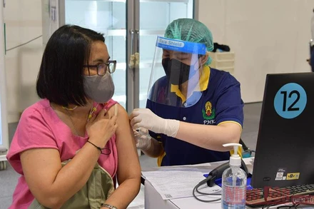 Người dân Bangkok tiêm vaccine Covid-19 tại Trung tâm thương mại Central Ladprao. (Ảnh: NAM ĐÔNG)