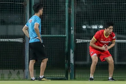 Tiền vệ Tuấn Anh tập riêng với bác sĩ. (Ảnh: HOÀNG LINH/TTXVN)