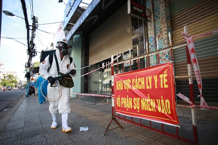 Lực lượng chức năng phun khử khuẩn các điểm nóng ngày 20-6.