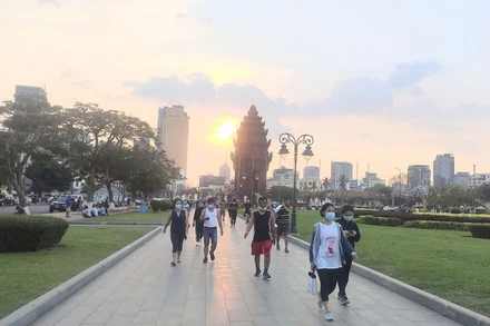Người dân đi bộ trong một công viên ở trung tâm Phnom Penh. 