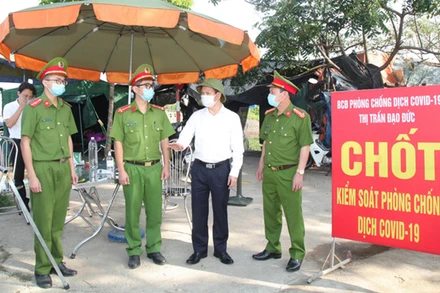 Lãnh đạo tỉnh Vĩnh Phúc động viên lực lượng công an tỉnh tại các chốt kiểm soát dịch.