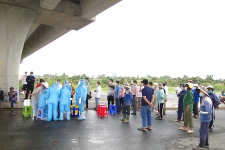 Lấy mẫu xét nghiệm cho các công nhân tại công trình cao tốc Trung Lương-Mỹ Thuận.