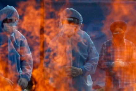 Số người chết tăng vọt đang gây sức ép lớn lên công suất hoạt động của các cơ sở hỏa táng. (Ảnh: Reuters)