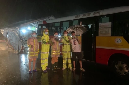 Điều động xe buýt hỗ trợ lực lượng “cắm chốt” chống dịch ngay trong đêm