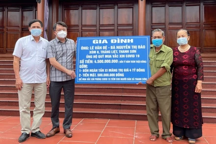 Lãnh đạo huyện Thanh Hà tiếp nhận tiền ủng hộ Quỹ vaccine phòng Covid-19 từ gia đình ông Lê Văn Đệ.