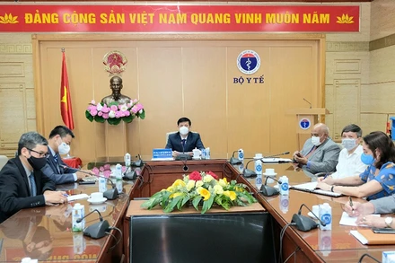 GS, TS Nguyễn Thanh Long làm việc trực tuyến với ông Jose Angel Portal Miranda, Bộ trưởng Y tế nước Cộng hoà Cuba. (Ảnh: ĐỨC MINH)