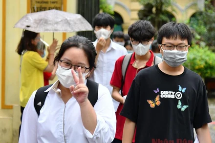 Thí sinh sau khi kết thúc buổi thi sáng 13-6 tại điểm thi Trường THPT Việt Đức (quận Hoàn Kiếm). Ảnh: THUỶ NGUYÊN