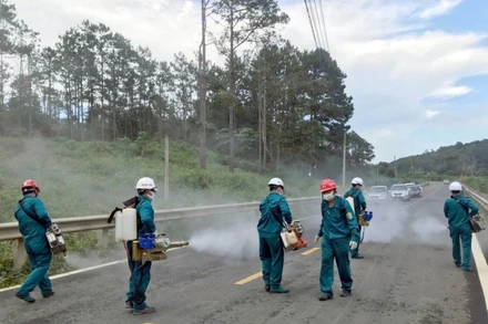 Phun khử khuẩn tại khu vực chốt kiểm soát dịch Covid-19 trên Quốc lộ 27C.