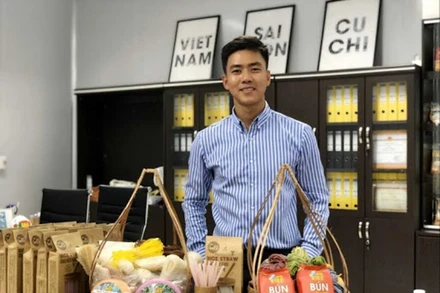 Anh Lê Duy Toàn bên các sản phẩm quê hương vừa lạ vừa quen.