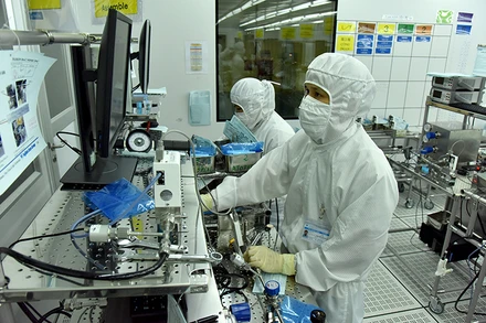 Công nhân làm việc tại Khu công nghiệp VSIP Bắc Ninh được trang bị đồ bảo hộ chống dịch Covid-19, bảo đảm hoạt động sản xuất. Ảnh: Thanh Trúc