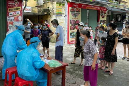 Cán bộ y tế TP Hải Dương lấy mẫu xét nghiệm SARS-CoV-2 cho khu dân cư có nguy cơ lây nhiễm cao.