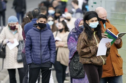 Người dân xếp hàng chờ tiêm vaccine tại vùng England, Anh. (Ảnh: AP)