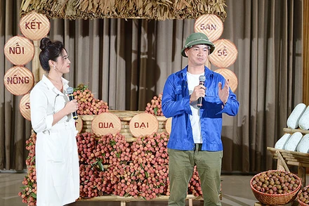 NSƯT Xuân Bắc với vai trò “anh nông dân” livestream tiêu thụ nông sản tại chương trình.