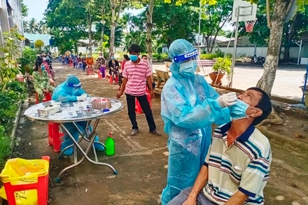 Lấy mẫu test nhanh cho những người trong khu vực có ca nhiễm SARS-CoV-2.