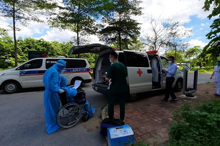 Bệnh viện bố trí xe đưa bệnh nhân về địa phương nơi cư trú.
