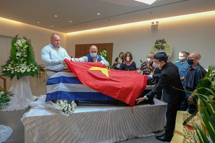 Linh cữu của Anh hùng Lực lượng vũ trang nhân dân Kostas Sarantidis Nguyễn Văn Lập được phủ quốc kỳ Hy Lạp và Việt Nam. (Ảnh do Đại sứ quán Việt Nam tại Hy Lạp cung cấp)