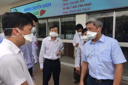 Thứ trưởng Nguyễn Trường Sơn và đoàn Bộ Y tế làm việc với lãnh đạo Bệnh viện Bệnh Nhiệt đới TP Hồ Chí Minh.