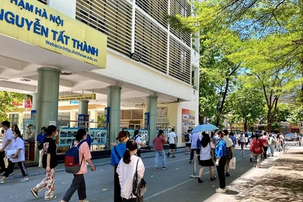 Tại kỳ thi vào lớp 10 Trường THCS và THPT Nguyễn Tất Thành ngaỳ 19/6. Ảnh: NTTHNUE