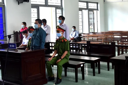 Các bị cáo nghe Hội đồng xét xử tuyên án tại phiên Tòa xét xử vụ án “Tham ô tài sản”, “Thiếu trách nhiệm gây hậu quả nghiêm trọng” xảy ra tại Trung tâm Y tế TP Phan Thiết.