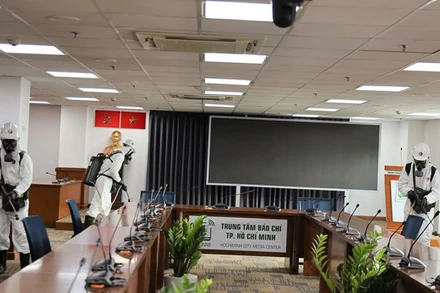 Cán bộ, chiến sĩ Lữ đoàn Phòng hóa 87 phun khử khuẩn tại Trung tâm báo chí thành phố. (Ảnh Trung tâm báo chí cung cấp)
