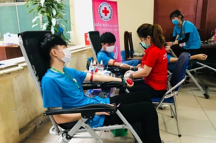 Các tình nguyện viên tham gia hiến máu tại Hà Nội.