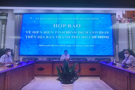 Phó Chủ tịch UBND TP Hồ Chí Minh Dương Anh Đức (giữa) trả lời câu hỏi của phóng viên trong buổi họp báo trực tuyến.