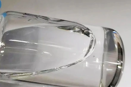 Chiếc lọ thủy tinh này có lớp phủ dính trên bề mặt như tấm ngăn để thu giữ các giọt hô hấp, thay vì cho phép chúng bắn ra và lưu thông trong không khí. Ảnh: Đại học Northwestern.