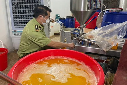 Đội QLTT số 11 đã tạm giữ toàn bộ các phương tiện, máy móc và các sản phẩm mỹ phẩm, nước hoa trên để xác minh, làm rõ và xử lý theo quy định của pháp luật. Ước tính ban đầu giá trị hàng hóa tại cơ sở lên đến hàng tỷ đồng.