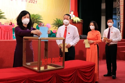 Bí thư Tỉnh ủy Bắc Ninh Đào Hồng Lan và các đại biểu bầu các chức danh HĐND và UBND tỉnh Bắc Ninh. 