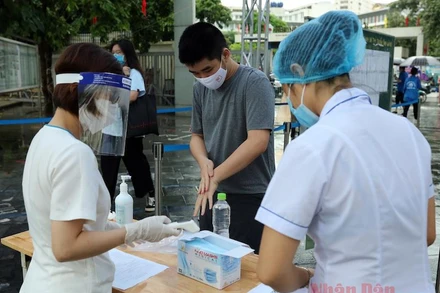 Công tác phòng dịch bệnh được tăng cường tại các điểm thi. Ảnh: DUY LINH