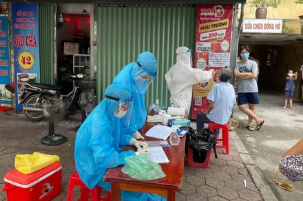 Lấy mẫu xét nghiệm cộng đồng cho cư dân phường Phạm Ngũ Lão.