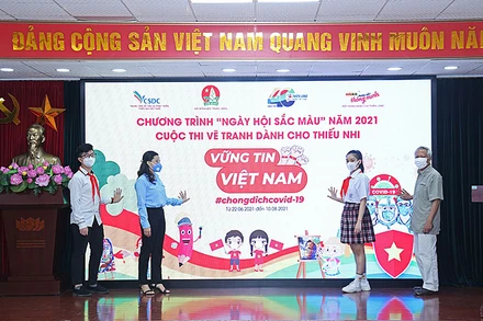 Đại diện Ban Tổ chức, Ban Giám khảo, thiếu nhi cả nước cùng ấn nút phát động cuộc thi.