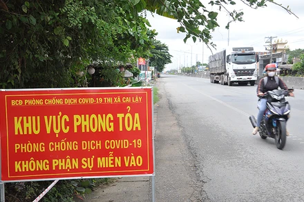 Phong tỏa một khu vực tại xã Nhị Quý, thị xã Cai Lậy (Tiền Giang) vì có ca dương tính với Covid-19.