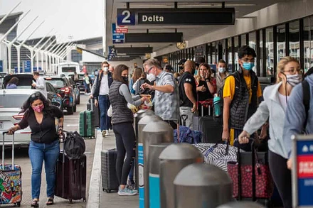 Du khách xếp hàng chờ làm thủ tục tại sân bay LAX ở Los Angeles.(Ảnh: Los Angeles Times)