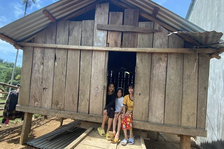 Gia đình chị Đinh Thị Thương thôn Mang He, xã Sơn Bua dựng tạm nhà trên nền đất mượn của cha mẹ, trong khi chờ nơi tái định cư mới.