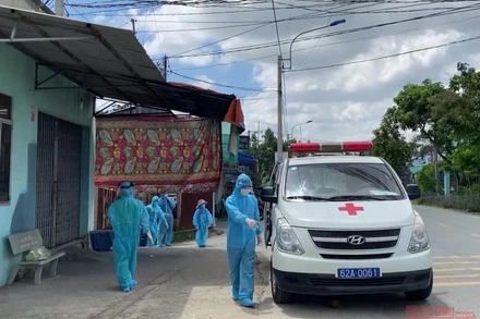 Lực lượng y tế lấy mẫu xét nghiệm những người tiếp xúc gần với các bệnh nhân. 