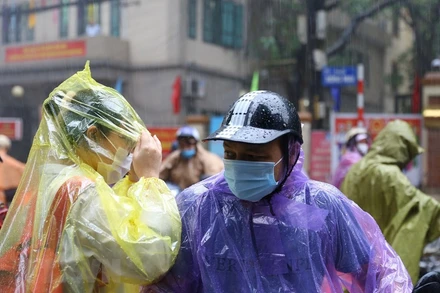 Các thí sinh dự ngày thi thứ 2 trong điều kiện thời tiết mưa to ngay từ đầu giờ sáng. (Ảnh: HOÀNG HIẾU/TTXVN)