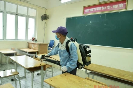 Phun khử khuẩn phòng học phục vụ cho công tác tổ chức thi tốt nghiệp. Ảnh: DUY LINH