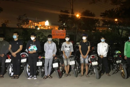 Tám đối tượng tham gia đua xe trái phép bị tạm giữ.