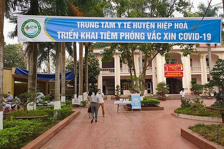 Khuôn viên Trung tâm y tế huyện Hiệp Hòa, được trưng dụng làm bệnh viện điều trị bệnh nhân Covid-19.