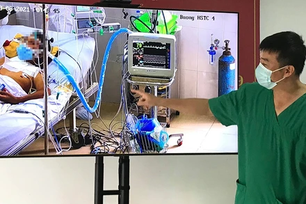 BS Trần Thanh Linh vui mừng thông báo sáng 8-6 có một bệnh nhân đã cai ECMO.