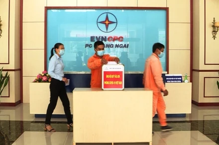 Công nhân EVNCPC đóng góp vào Quỹ vaccine phòng, chống Covid-19.